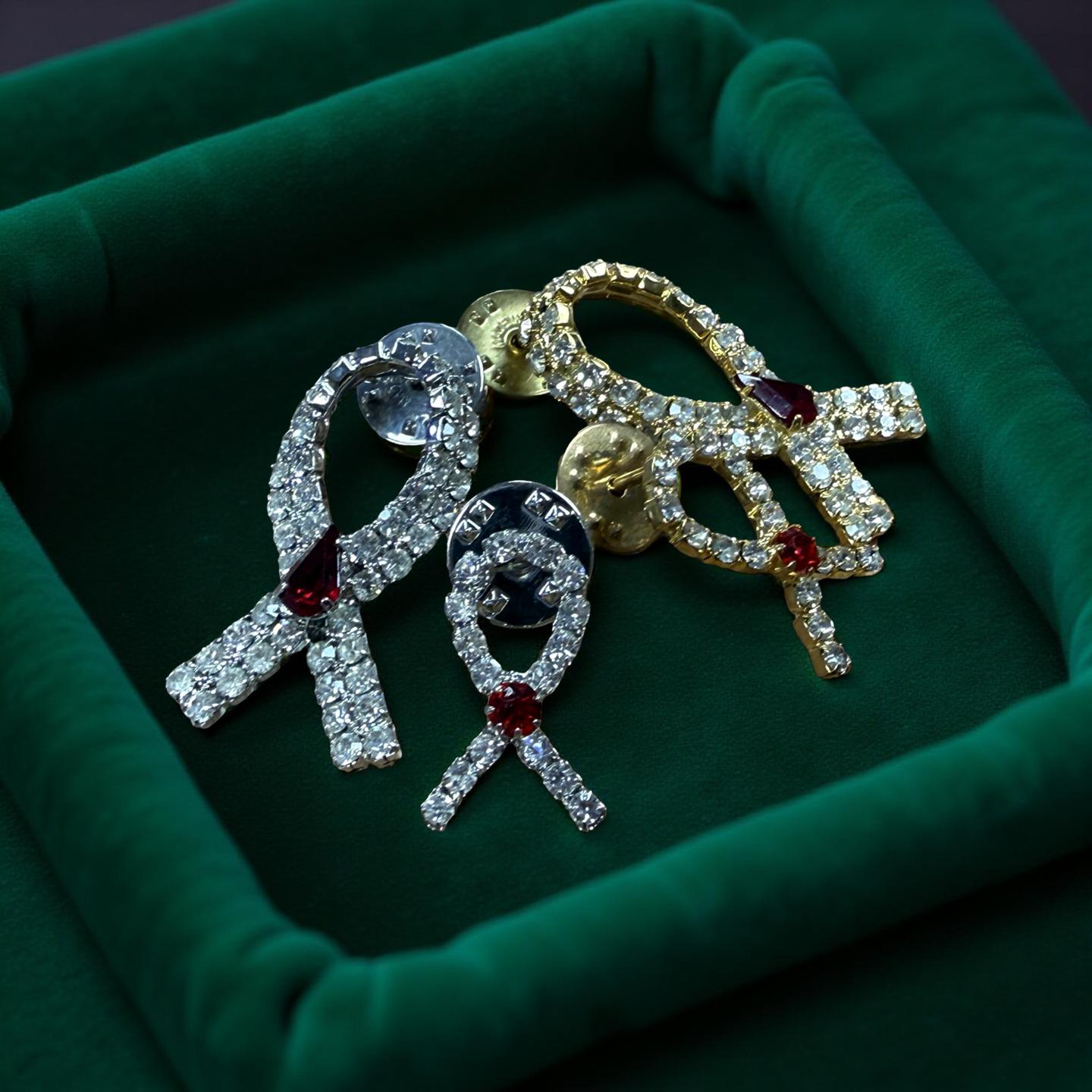 Awareness ribbon pin